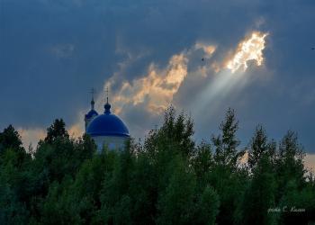 Купол Успенской церкви в лучах заходящего солнца